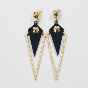 Sale! 🎊  Black Pyramid Earrings *New